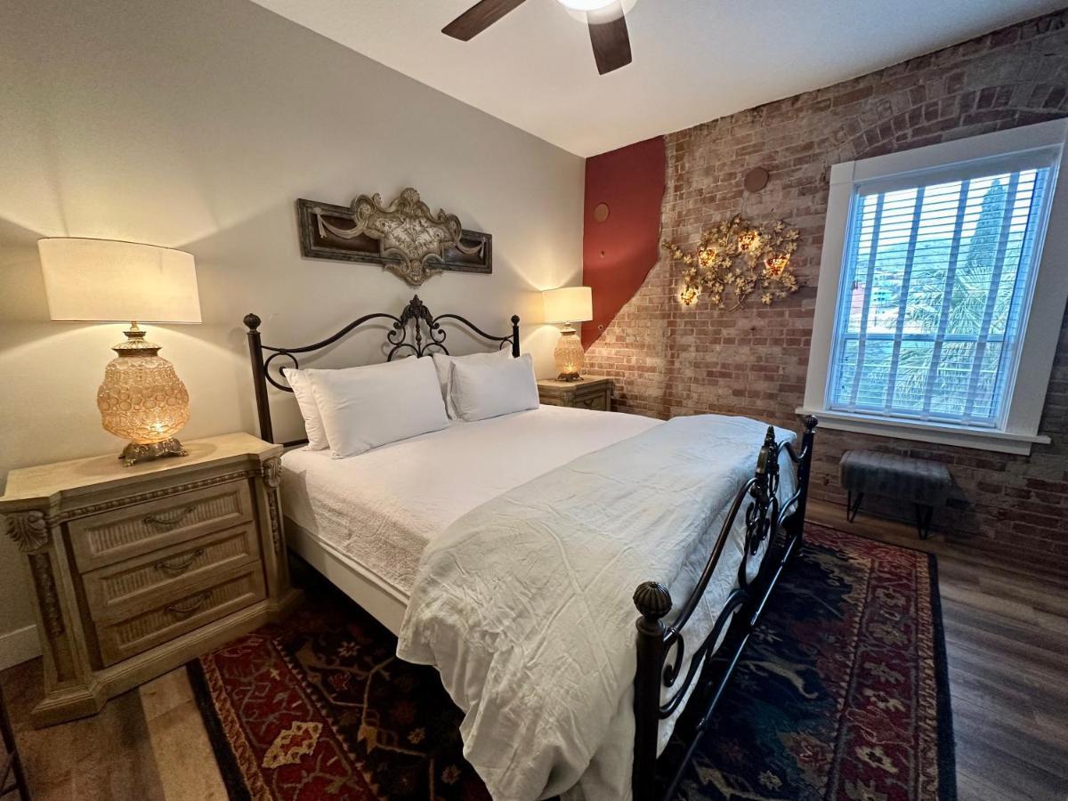 Bisbee Brownstone Suites Exteriör bild